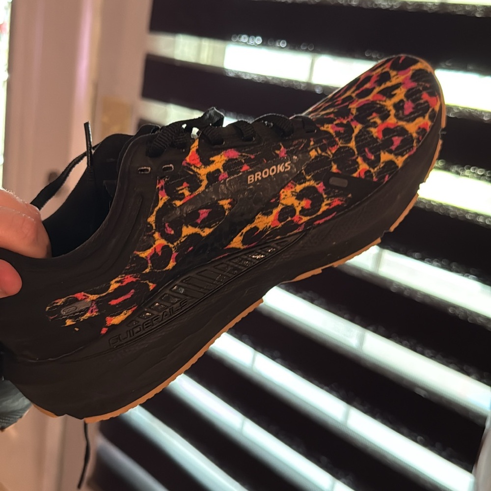 Brooks Black and pink Athletic Shoes with Unique Pattern worn twice size 6.5